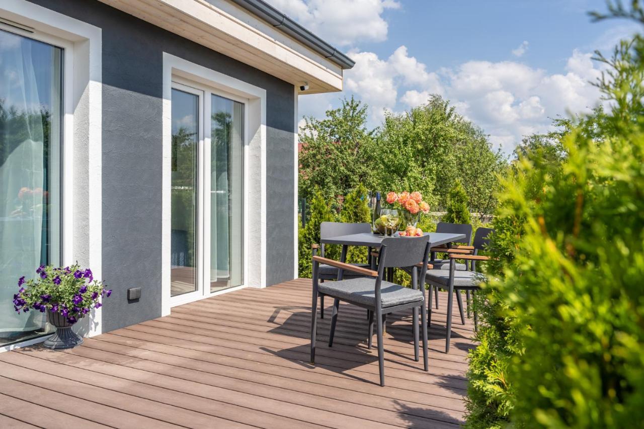 Family Garden House With Free Private Parking & Playground Villa Riga Bagian luar foto