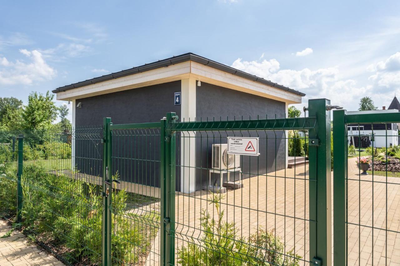 Family Garden House With Free Private Parking & Playground Villa Riga Bagian luar foto