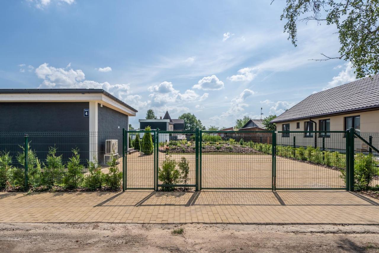 Family Garden House With Free Private Parking & Playground Villa Riga Bagian luar foto