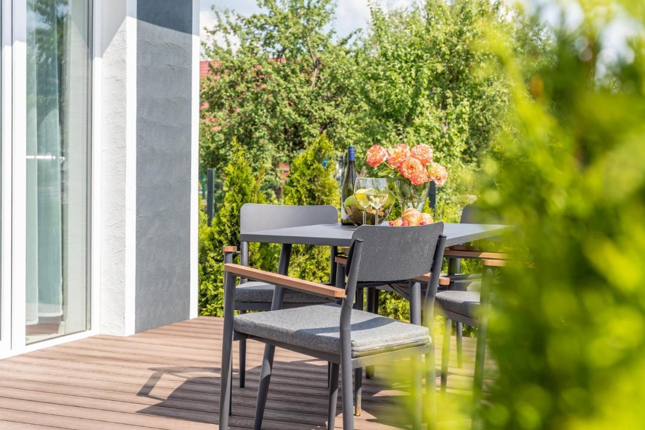 Family Garden House With Free Private Parking & Playground Villa Riga Bagian luar foto