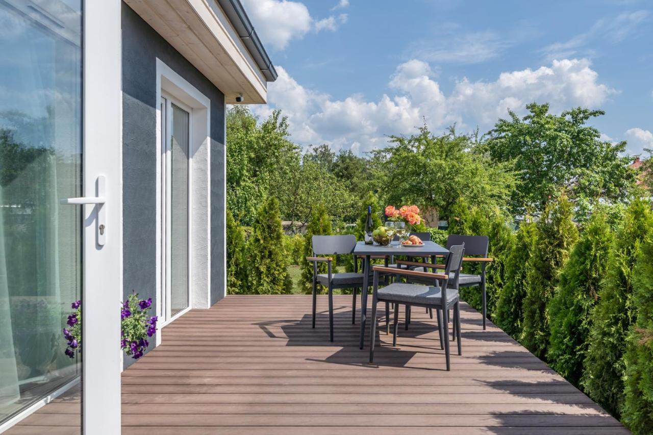 Family Garden House With Free Private Parking & Playground Villa Riga Bagian luar foto